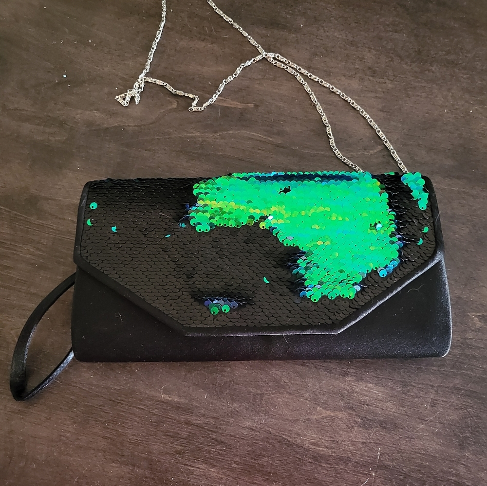 Color changing clutch